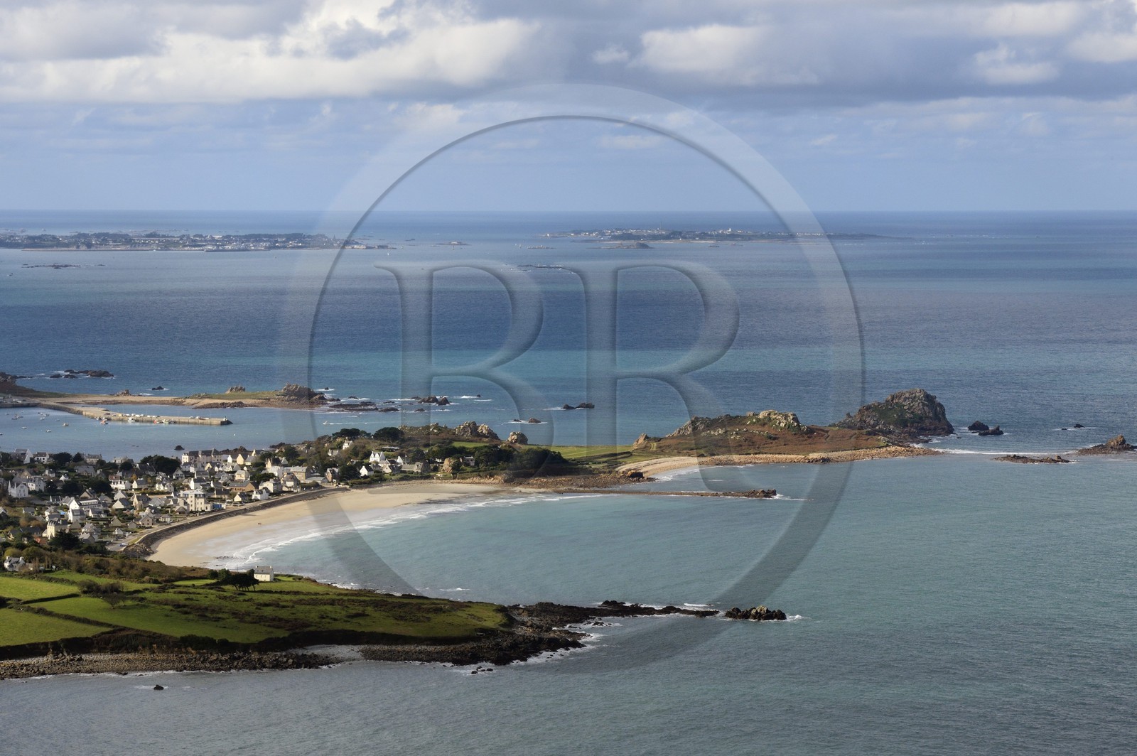 France, Côtes-d'Armor (22), Primel-Trégastel, l'Anse de Primel (vue aérienne)