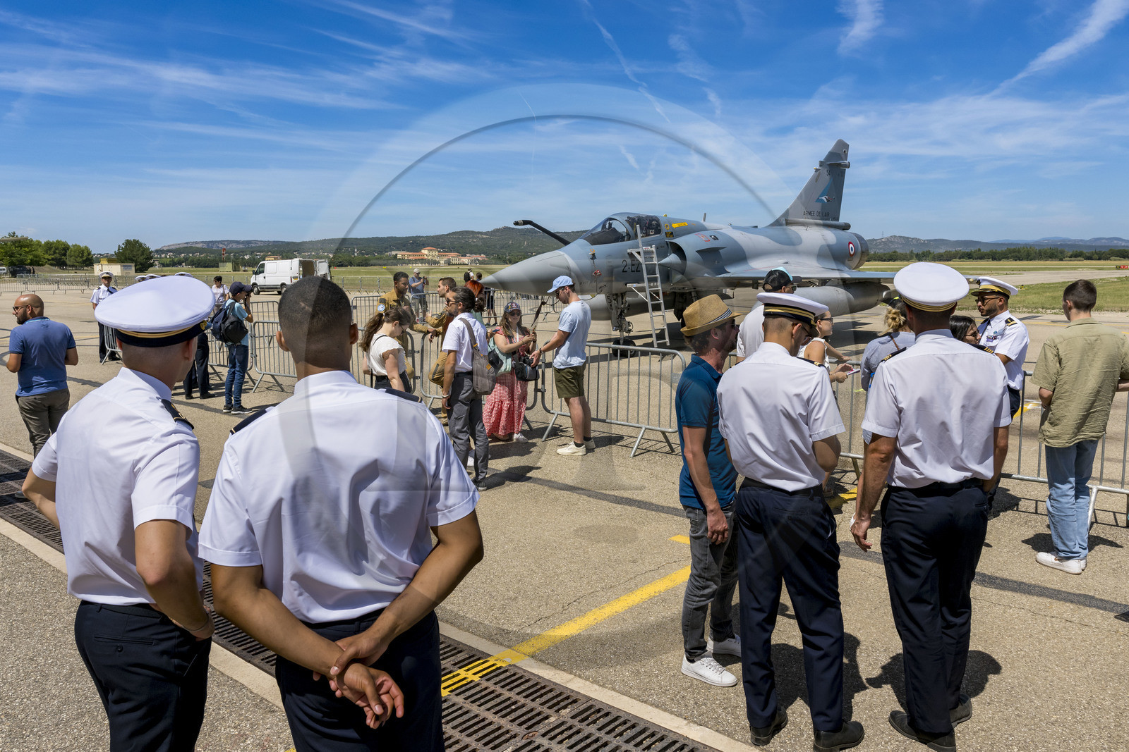 France, Bouches-du-Rhône (13), Salon-de-Provence, base aerienne 701, base de la Patrouille de France (PAF pour Patrouille acrobatique de France) de l'Armée de l'air et de l'espace française, démonstrations aériennes en présence des familles des élèves officiers pour la cérémonie d’échange des Gardes, un avion un Mirage 2000-5 présenté sur le tarmac