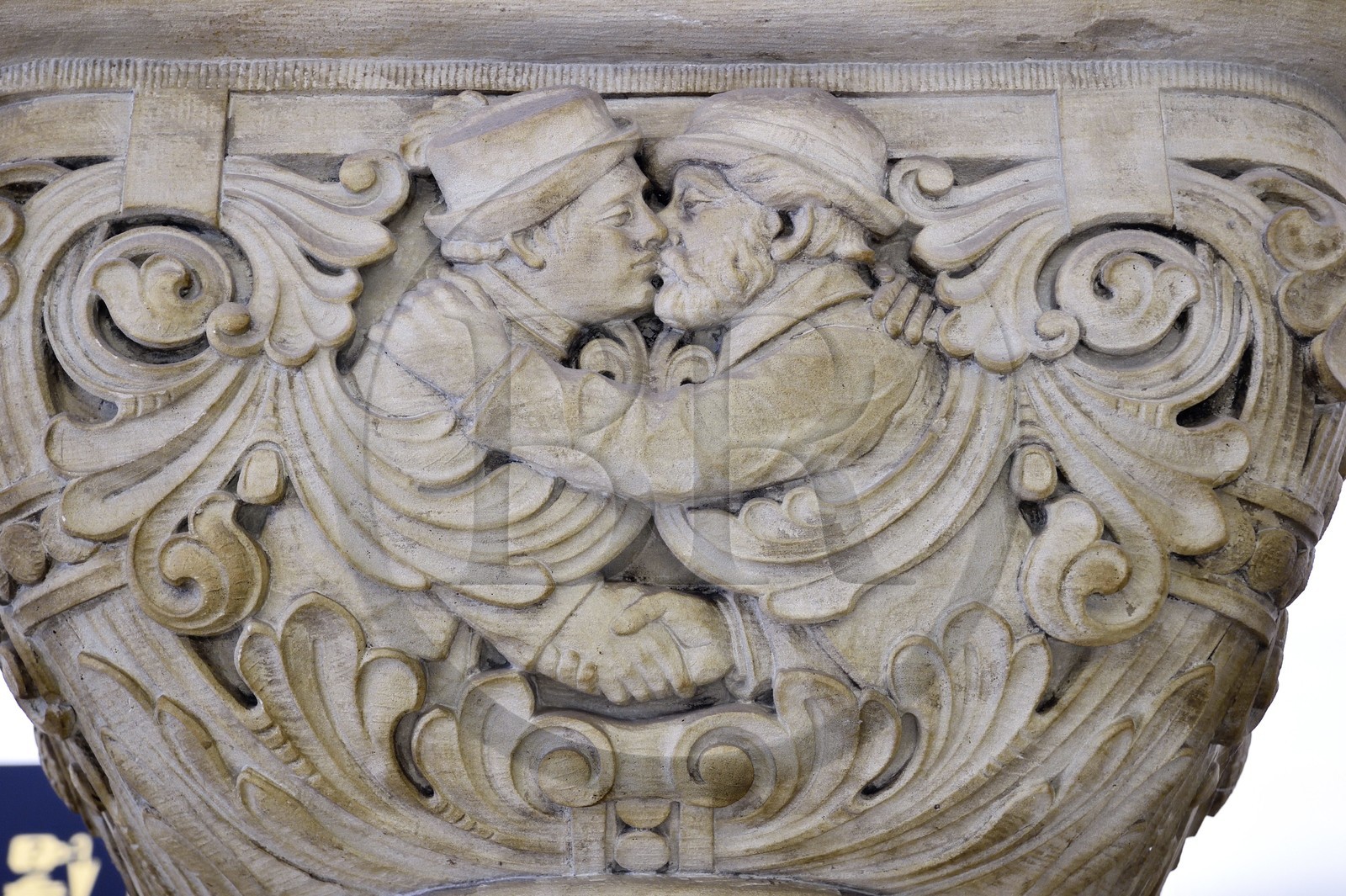 France, Moselle (57), Metz, quartier impérial, la gare de Metz, édifiée de 1905 à 1908 par l'architecte berlinois Jurgen Kruger est inscrite monument historique, fronton de colonne représentant la joie des retrouvailles après un voyage