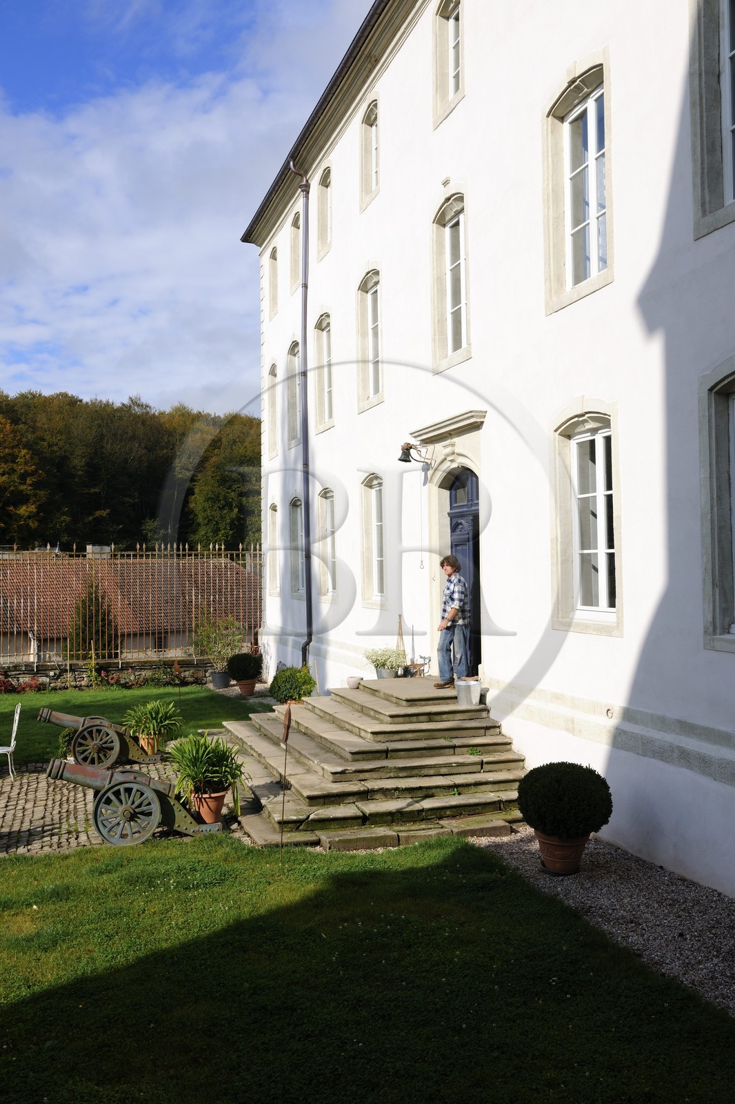 France, Vosges (88), Manufacture Royale de Bains-les-Bains, François Cornevaux devant sa maison