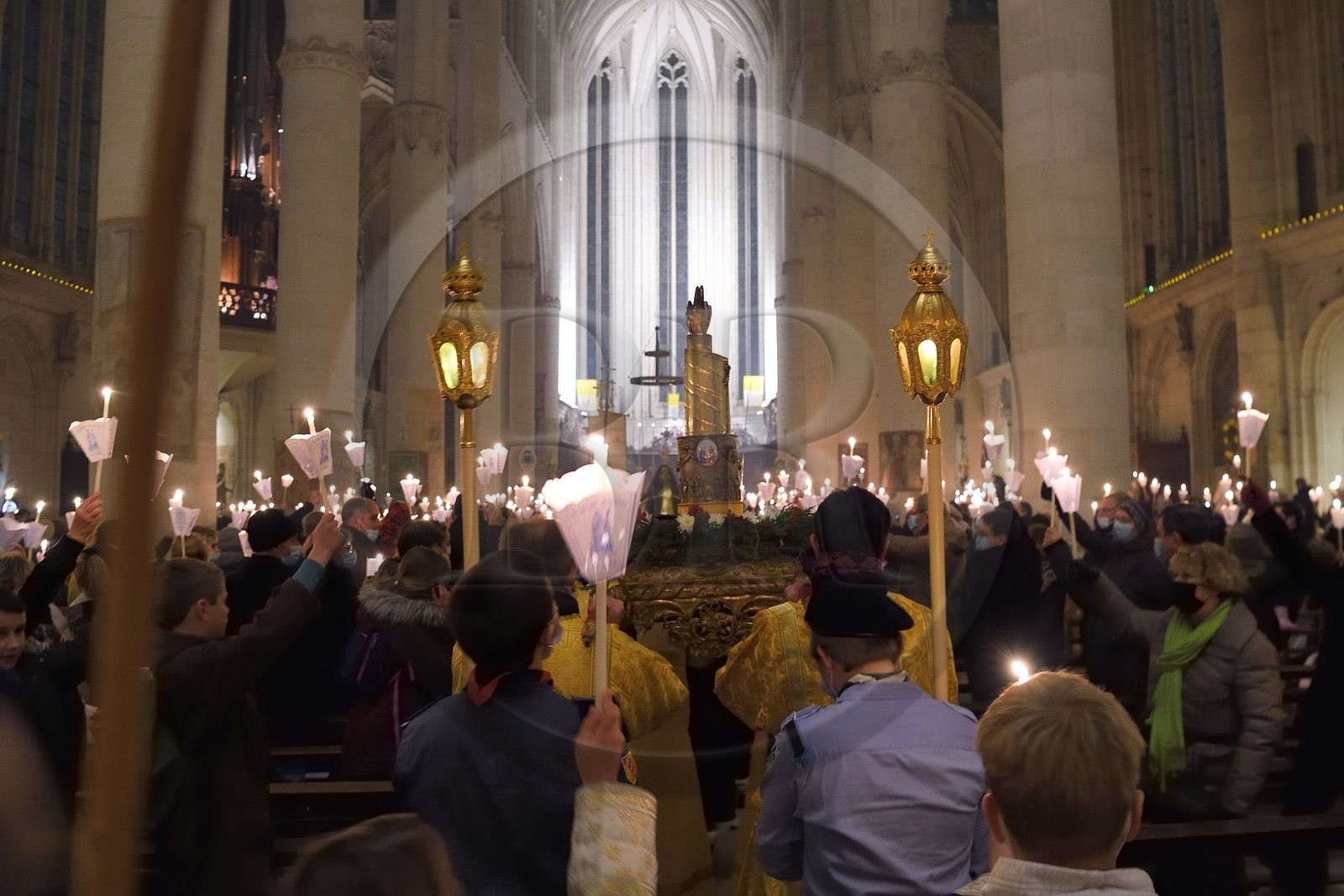 France, Meurthe-et-Moselle (54), Saint-Nicolas-de-Port, basilique de Saint Nicolas, procession aux flambeaux qui est fêtée depuis 1245 à l'occasion de la Saint-Nicolas, la relique du dextre bénissante de saint Nicolas (selon la tradition il s'agit de l'os d'une phalange de la main droite de l'évêque) qui est conservée dans un bras reliquaire de la fin du XIXème siècle en argent, or, émaux et diamants