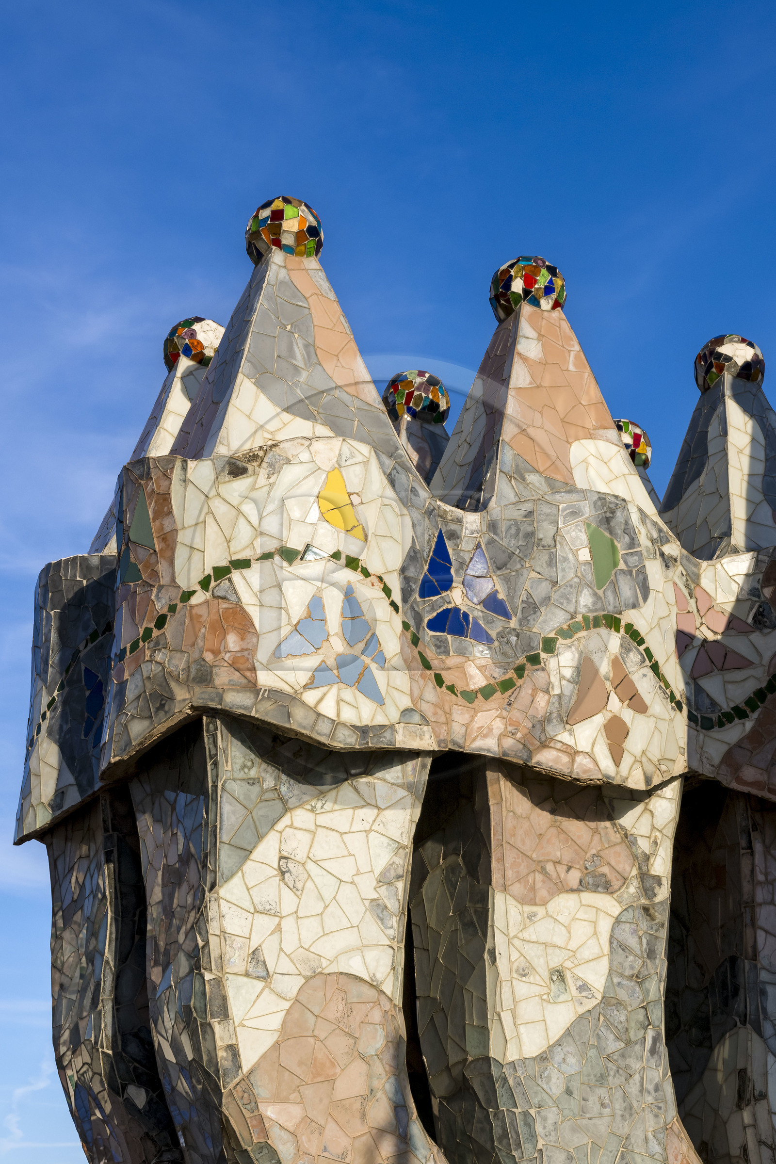 Espagne, Catalogne, Barcelone, quartier de l'Eixample, Passeig de Gracia, Casa Batllo de l'architecte du modernisme catalan Antoni Gaudi, site classé au Patrimoine Mondial de l'UNESCO, cheminées