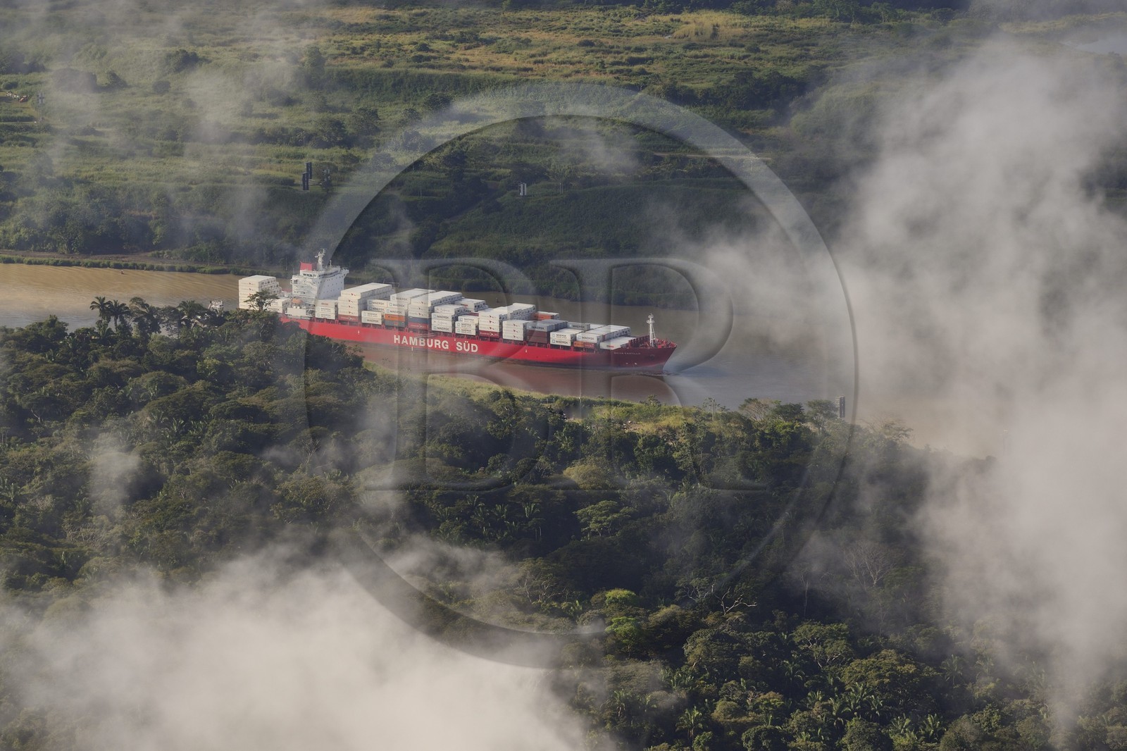 Panama, Canal de Panama, un cargo Panamax porte-conteneurs emprunte la coupe Gaillard (ou coupe Culebra) entre les écluses Pedro Miguel du côté Pacifique et la rivière Chagres menant au lac Gatun (vue aérienne)