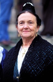 France, Bouches-du-Rhône (13), Les Baux-de-Provence, labellisé Les Plus Beaux Villages de France, fêtes de Noël, une arlésienne en costume provençal