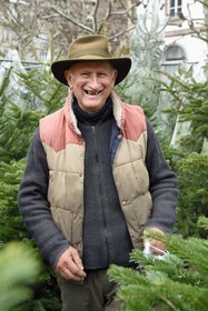 France, Bas-Rhin (67), Strasbourg, vieille ville classée au Patrimoine Mondial de l’UNESCO, Marché de Noel (Christkindelsmarik) de la place Broglie, Daniel Bailly vend des sapins pour la famille Schwoob implantée sur le marché de noël depuis de nombreuse années