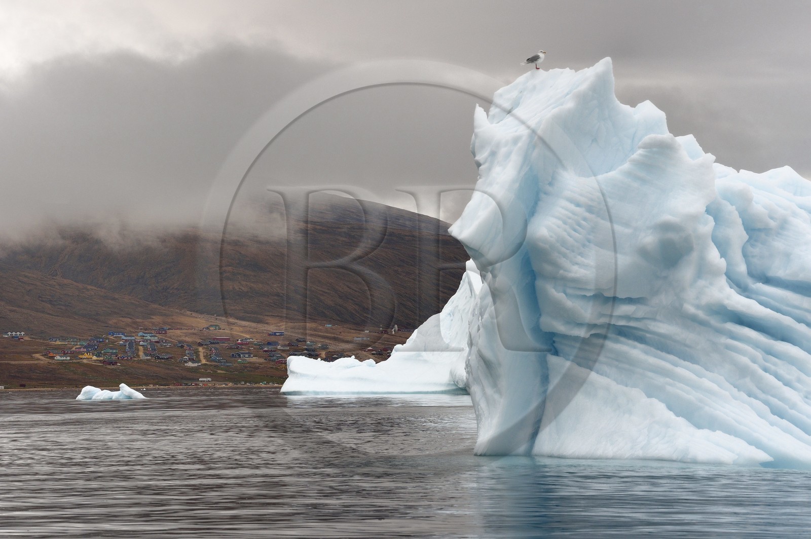 Groenland, cote Nord-Ouest, mer de Baffin, iceberg dans Inglefield Fjord devant Qaanaaq