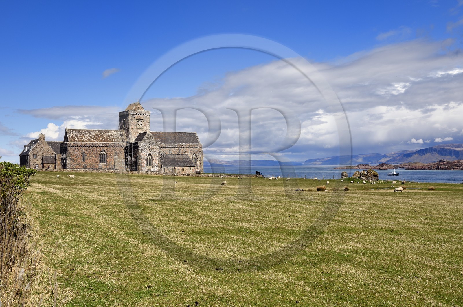 Royaume-Uni, Ecosse, Highland, Hébrides intérieures, Ile de Iona face à l'Ile de Mull, abbaye d'Iona fondée par Saint Columba au VIème siècle