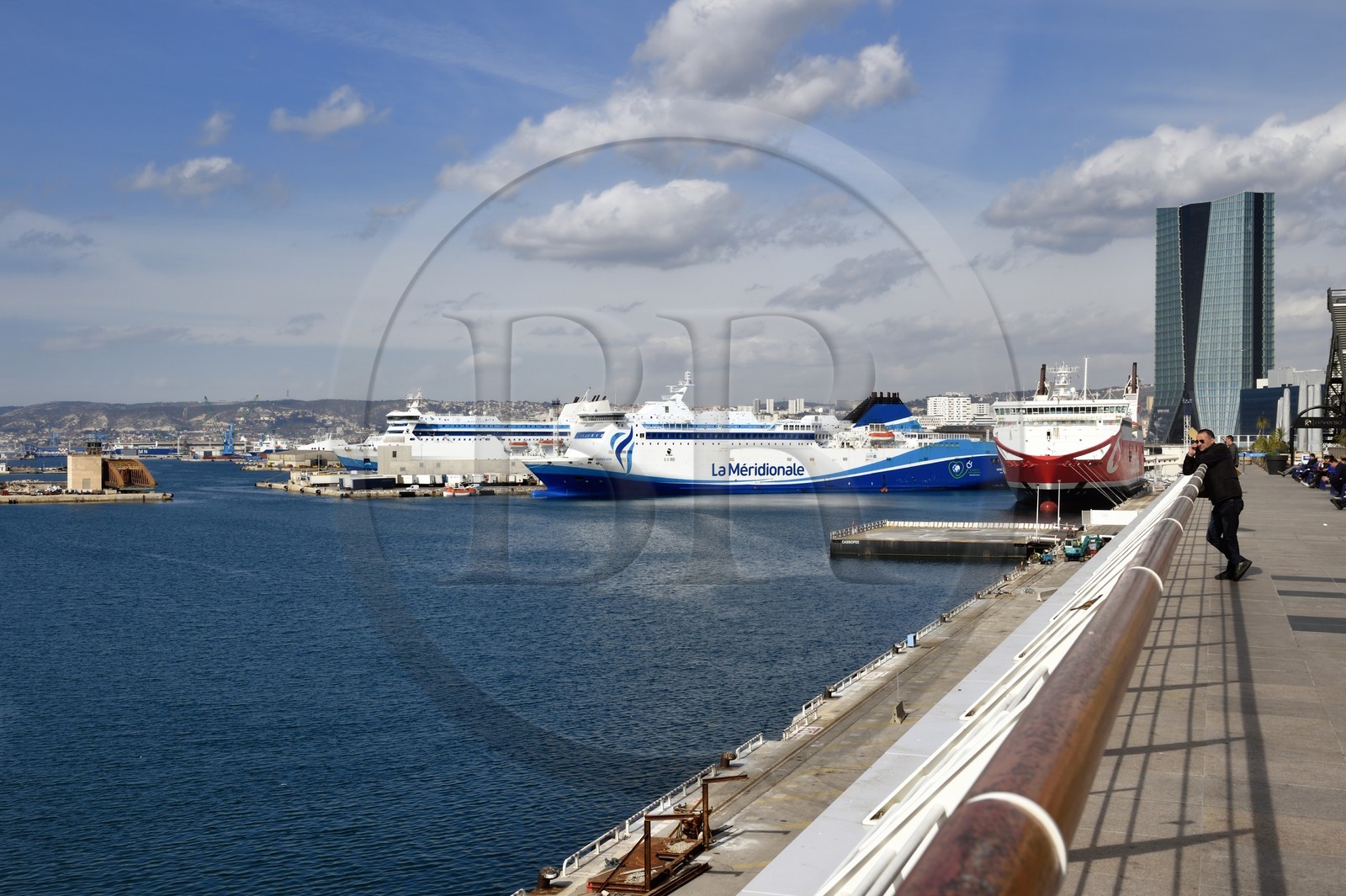 France, Bouches-du-Rhône (13), Marseille, Zone Euroméditerranée, quartier La Joliette, les Terrasses du Port et la tour CMA CGM de l'architecte Zaha Hadid en arrière plan, ferry de Cosica Linea et La Meridionale