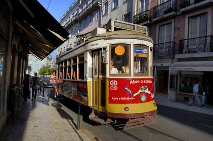 Portugal, Lisbonne, quartier du Bairro Alto, enfant s'accrochant à un tramway (electricos) dans la rua do Loreto