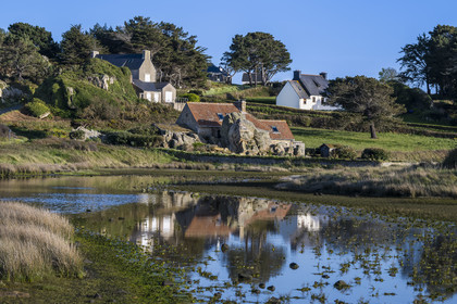 France, Côtes-d'Armor (22), Côte d'Ajoncs, Plougrescant, maisons en bordure du site du gouffre de Plougrescant sur le chemin de Grande Randonnée GR 34