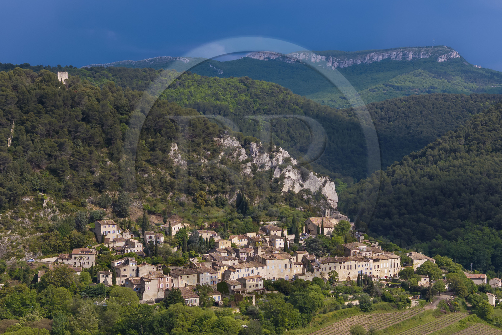France, Vaucluse (84), Dentelles de Montmirail, le village médiéval de Séguret, labellisé Les Plus Beaux Villages de France, un jour d'orage et la crête de Saint-Amand vue du Sud en arrière plan (vue aérienne)