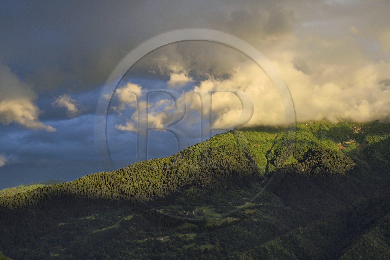 Géorgie, Haute Svanétie (Zemo Svaneti), vallée de l'Engouri, massif montagneux du Mont Laila sur la route de Zugdidi à Mestia