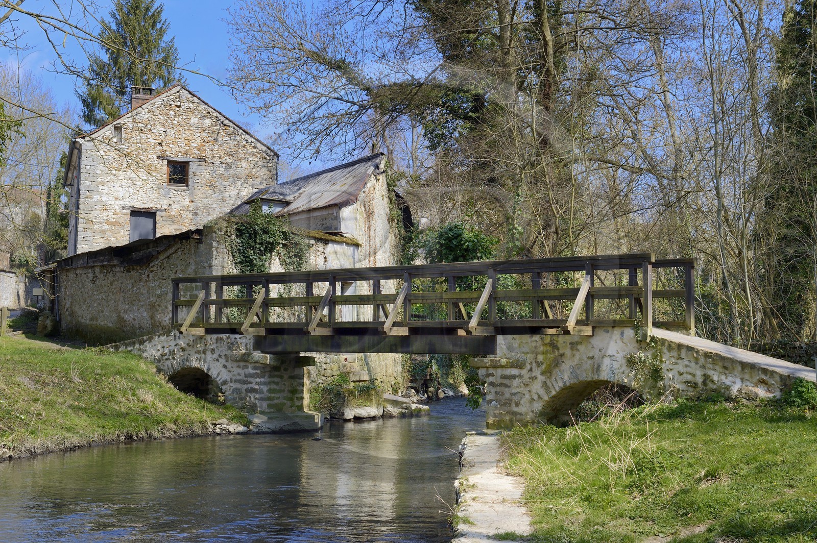 France, Seine-et-Marne (77), village de Maincy qui jouxte le domaine du château de Vaux-le-Vicomte, Pont des Trois-Moulins situé sur l’Almont qui fut peint par Paul Cézanne sous le titre Pont de Maincy