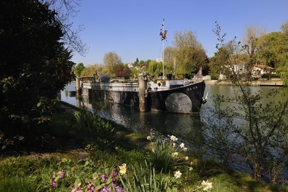 France, Val-de-Marne (94), les bords de Marne, Champigny-sur-Marne, péniche maison amarrée à l'année