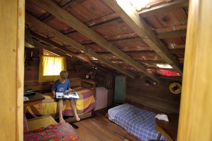 Brésil, Etat de Rio de Janeiro, Paraty, Ile Catimbau, la maison familliale à la mode Robinson Crusoé de Maria Irène Campers, Thomas Campers dans sa chambre