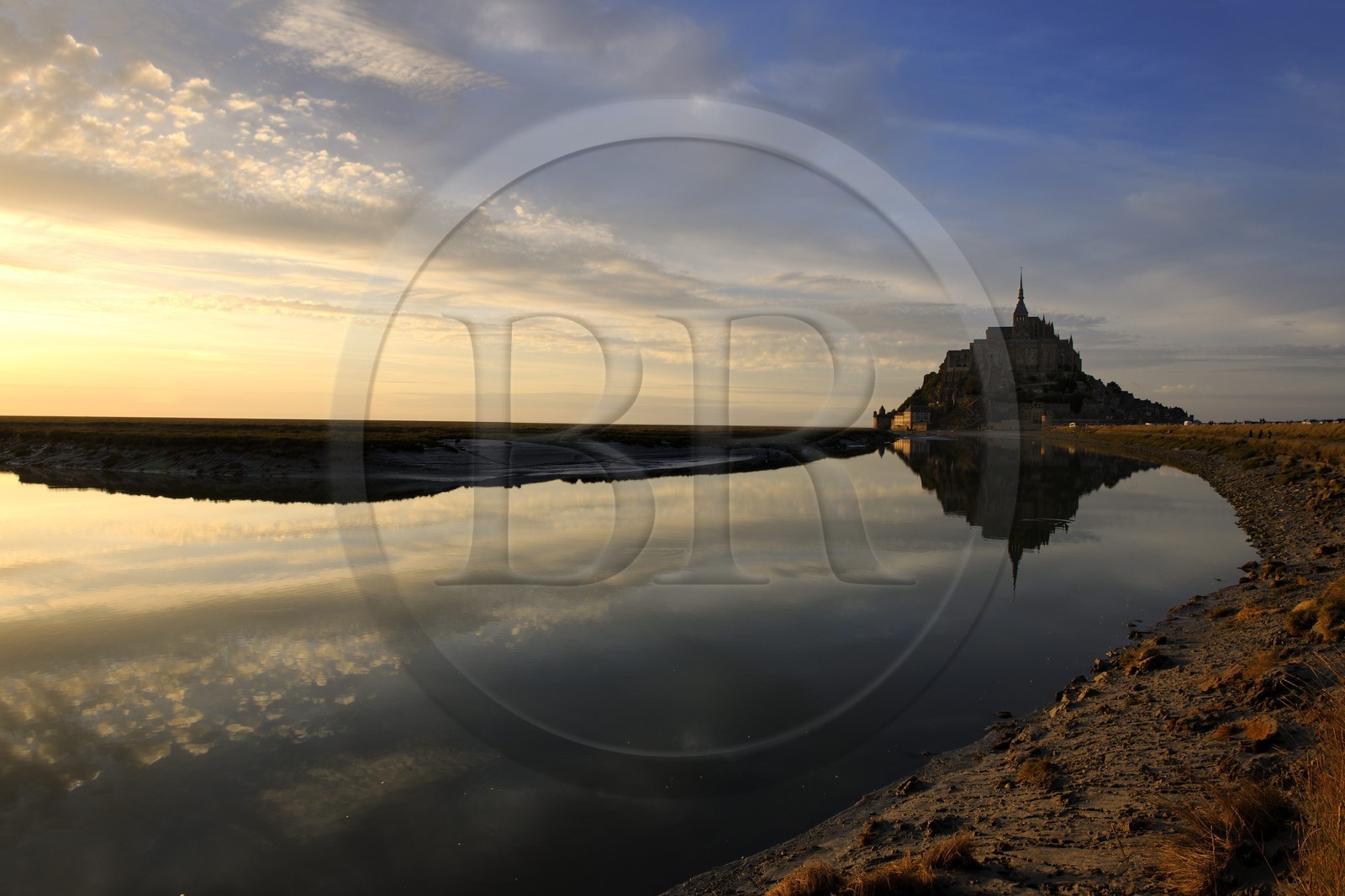 France, Manche (50), Mont-Saint-Michel, classé Patrimoine Mondial de l'UNESCO, et le Couesnon