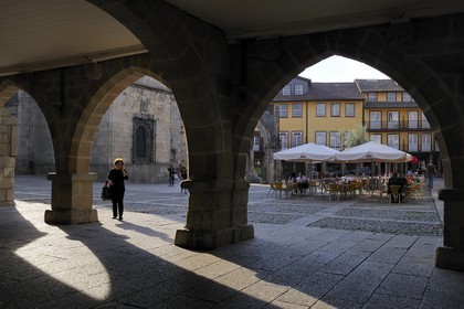 Portugal, région du Minho, Guimaraes, ville classée Patrimoine Mondial de l' UNESCO, arcades sous l'ancien Hotel de Ville entre la place Largo da Oliveira et la place Santiago