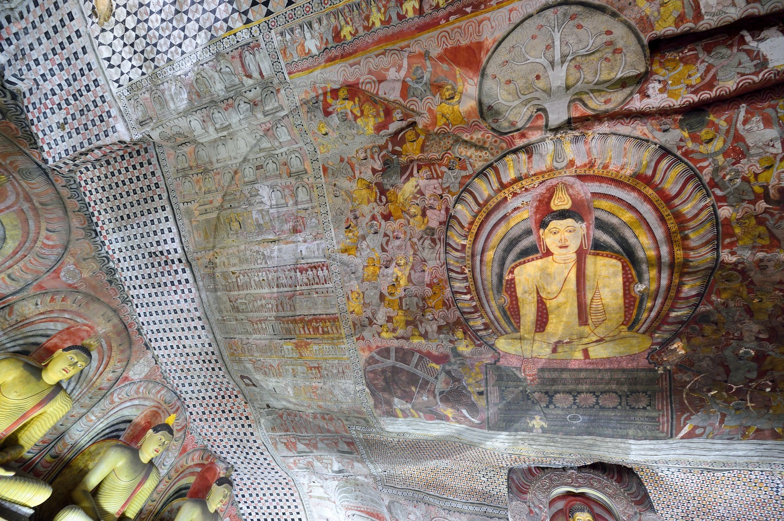 Sri Lanka, province du centre, district de Matale, Dambulla, Temple du Rocher Royal aussi appelé Ran Giri (Rocher doré) classé patrimoine mondial de l'UNESCO, la grotte n°2 Maharaja Viharaya est la plus vaste