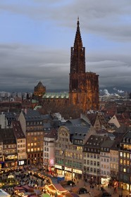 France, Bas-Rhin (67), Strasbourg, vieille ville classée au Patrimoine Mondial de l’UNESCO, la place Kléber à Noël et la cathédrale
