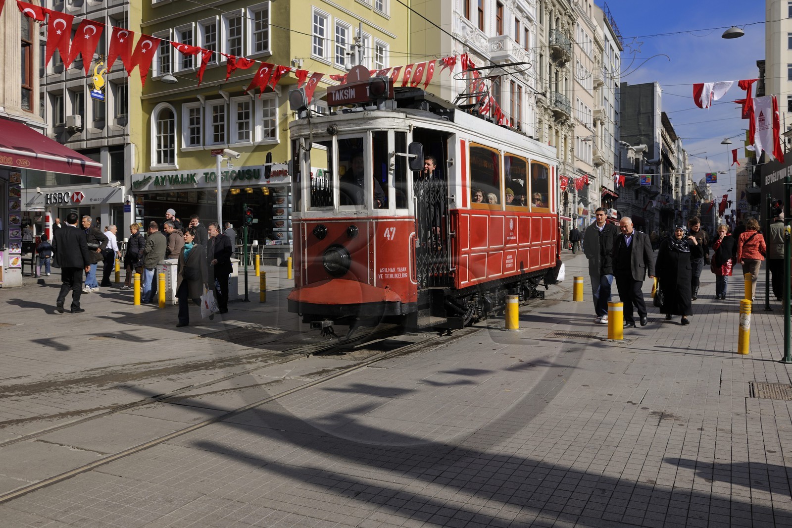 Turquie, Istanbul, quartier de Beyoglu, le vieux tramway dans la rue Istiklal Caddesi