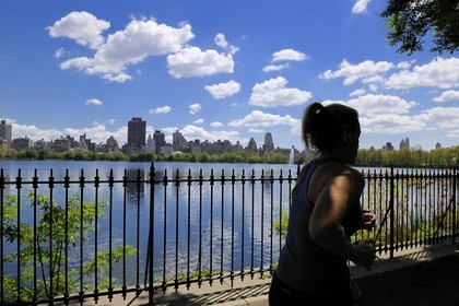 Etats-Unis, New York, Manhattan, Central Park, footing autour du Réservoir entouré de buildings