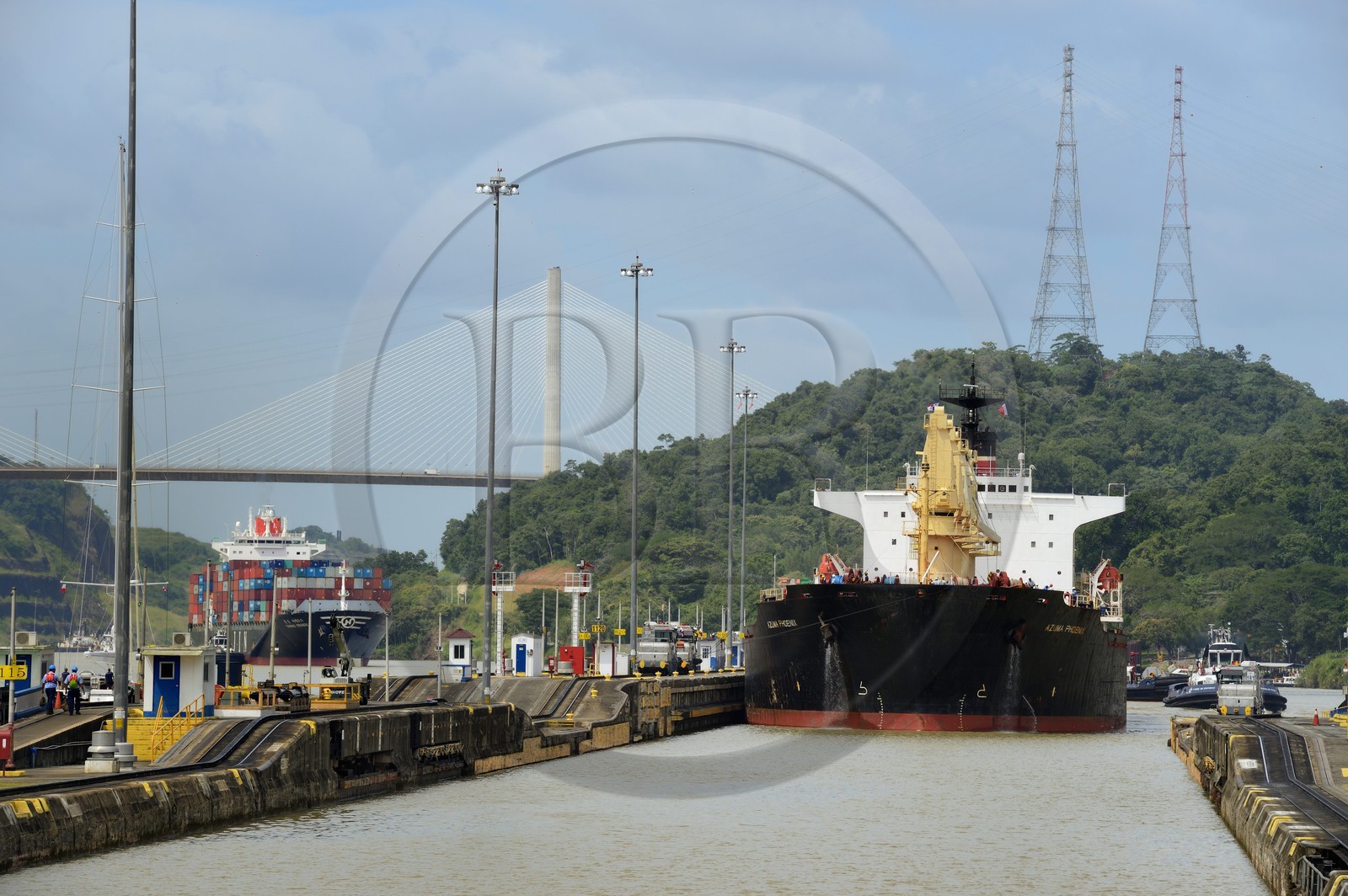 Panama, Canal de Panama, écluses de Pedro Miguel, mules mécaniques ou locomotives électriques guidant un cargo Panamax entre les murs de l'écluse
