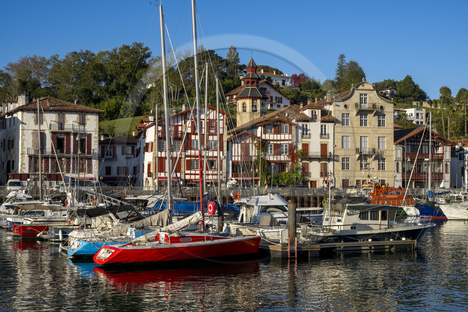 France, Pyrénées-Atlantiques (64), la côte du Pays-Basque, Ciboure, la maison natale de Maurice Ravel (en pierre) et le clocher de l'église Saint-Vincent en bordure du port