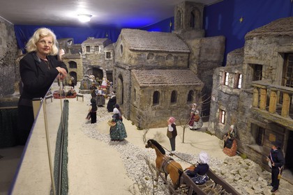 France, Alpes-Maritimes (06), Lucéram, Christiane Ricort présidente de la Maison de Pays et créatrice de crèches