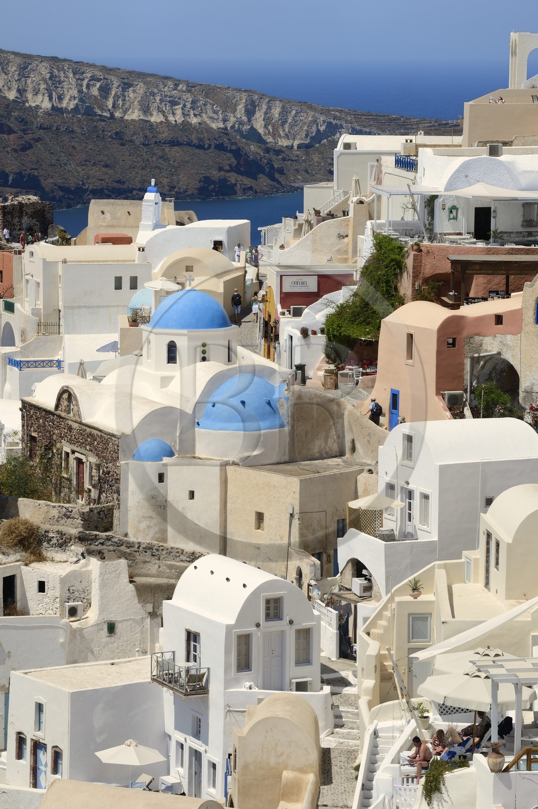 Grèce, Les Cyclades, mer Égée, île de Santorin (Thira ou Théra), le village de Oia qui surplombe la Caldera