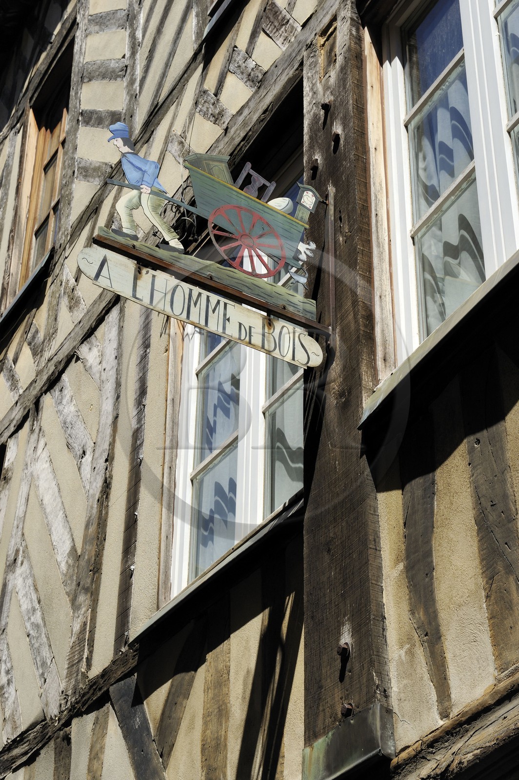 France, Calvados (14), Honfleur, enseigne sur une maison traditionnelle à colombages de la rue de l'Homme de Bois