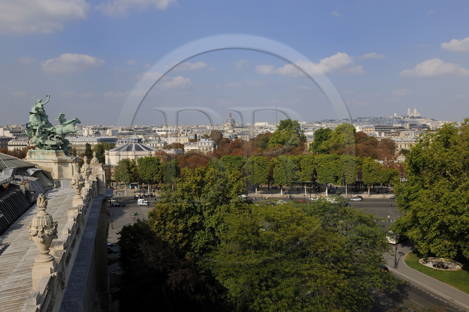 France, Paris (75), l'avenue des Champs Elysées vue du  Grand Palais