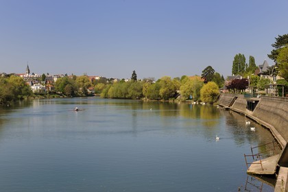 France, Val-de-Marne (94), les bords de Marne, l'église de Le Perreux-sur-Marne à gauche et les quais de Bry-sur-Marne à droite