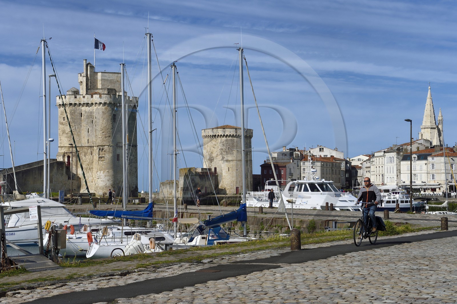 France, Charente-Maritime (17), La Rochelle, la Tour Saint-Nicolas à gauche et la Tour de la Chaîne à droite protègent l'entrée du Vieux Port, la tour de la Lanterne en arrière plan