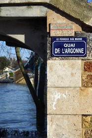 France, Val-de-Marne (94), les bords de Marne, Le Perreux-sur-Marne, la passerelle réalisée par Gustave Eiffel entre Bry-sur-Marne et Le Perreux-sur-Marne, marque de la crue historique de 1910