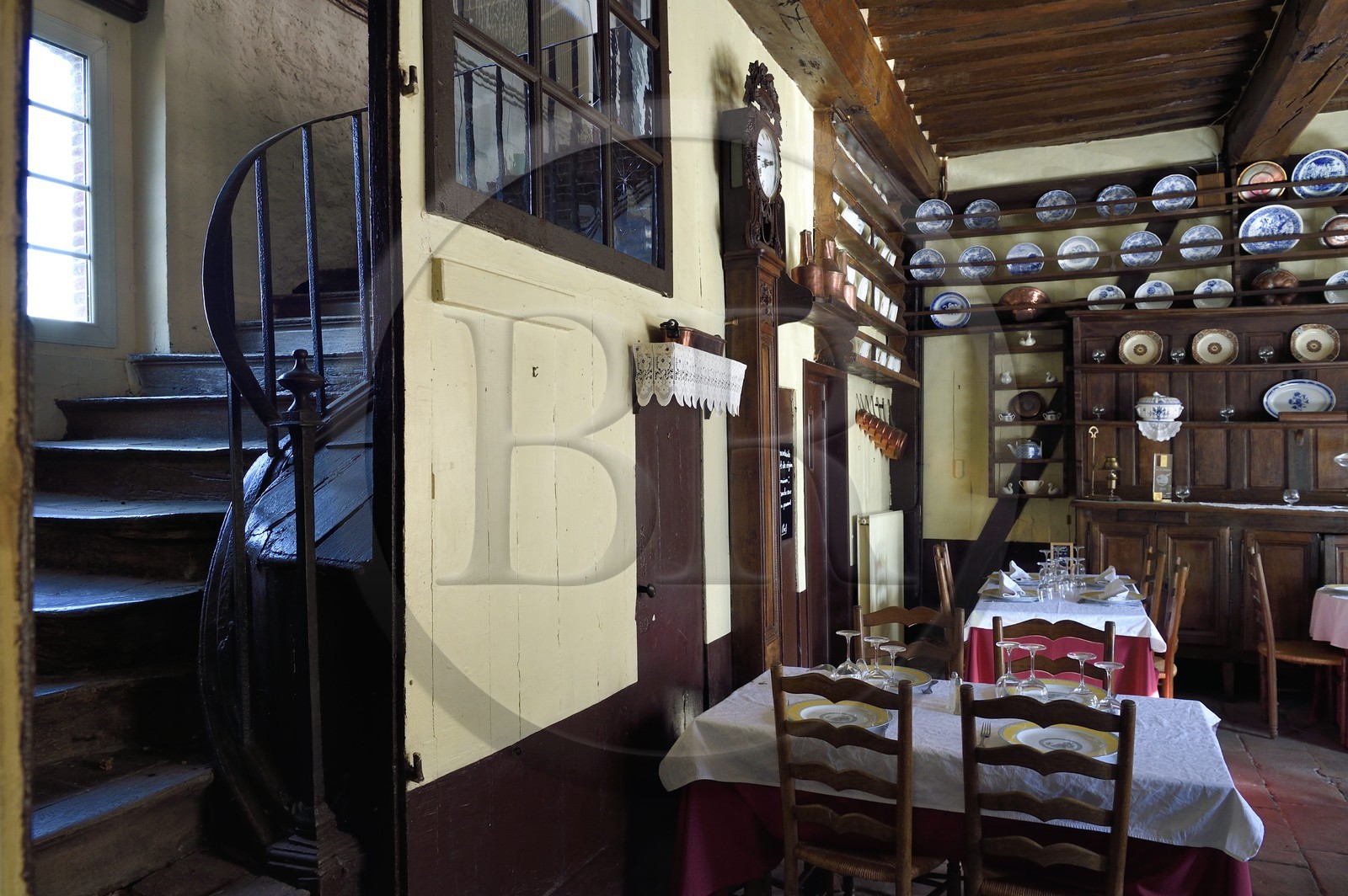 France, Seine-Maritime (76), Pays de Caux, Tôtes, l'auberge du cygne, ancien relais de la Poste royale, elle hébergea des personnalités comme D'Artagnan, Madame de Pompadour, Louis-Philippe Ier, Napoléon Ier et l’impératrice Joséphine etc et fut le lieu où Guy de Maupassant écrivit Boule de Suif (dans lequel l’auberge est très présente) et où Gustave Flaubert écrivit une partie de Madame Bovary
