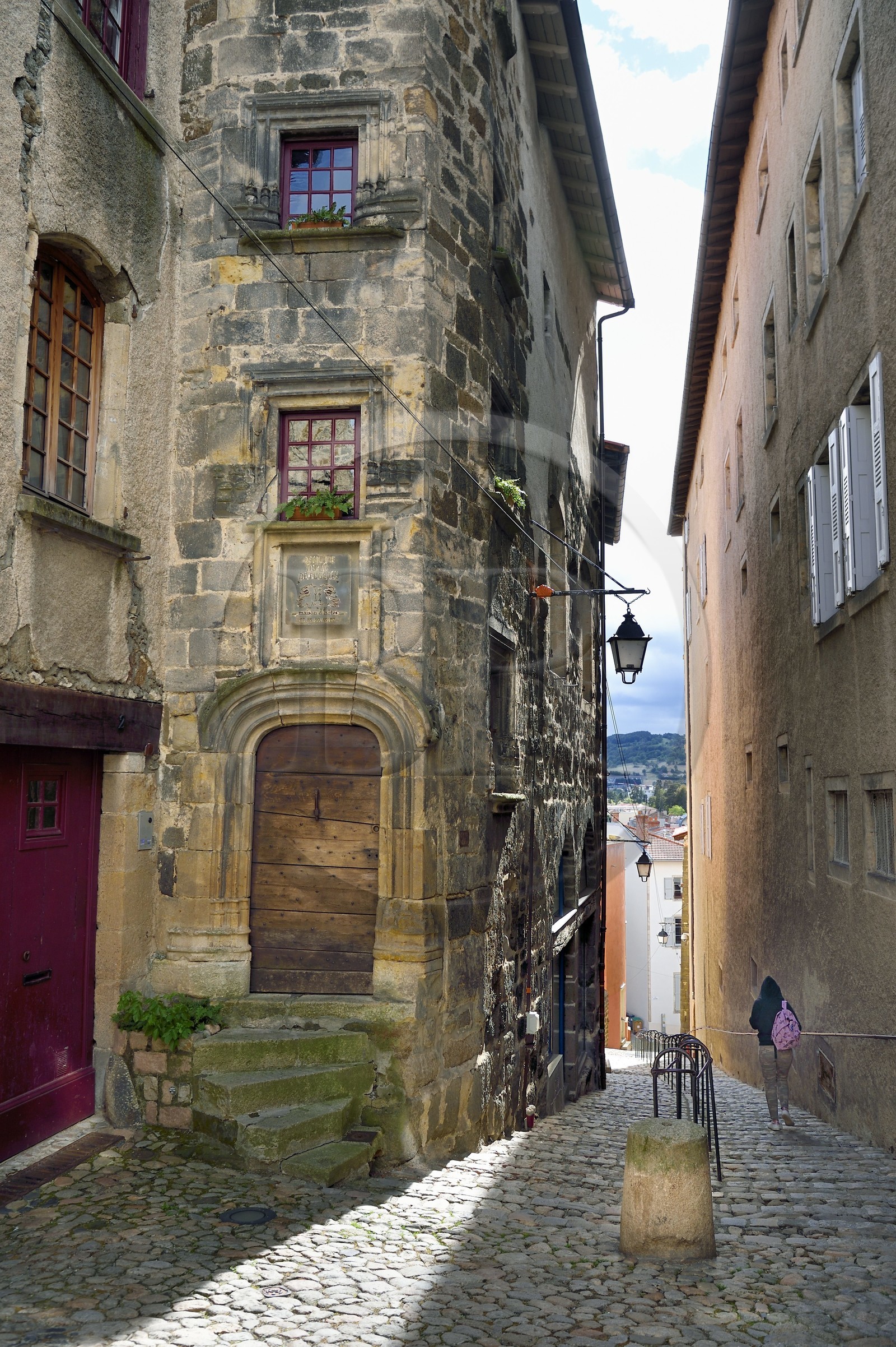France, Haute-Loire (43), Le Puy-en-Velay, étape classée Patrimoine Mondial de l'UNESCO dans le cadre des chemins de Compostelle, Hotel de Chaumeils aussi appelé Hotel Dulac de Fugères rue Cardinal-de-Polignac et les escaliers de la rue Rochetaillade