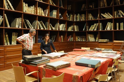 France, Haut-Rhin (68), Mulhouse, musée de l’Impression sur Étoffes, Service d’utilisation des documents (SUD), bibliothèque textile qui donne accès à la plus importante collection d’imprimés au monde, Céline Dumesnil attachée au patrimoine du Musée