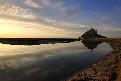 France, Manche (50), Mont-Saint-Michel, classé Patrimoine Mondial de l'UNESCO, et le Couesnon