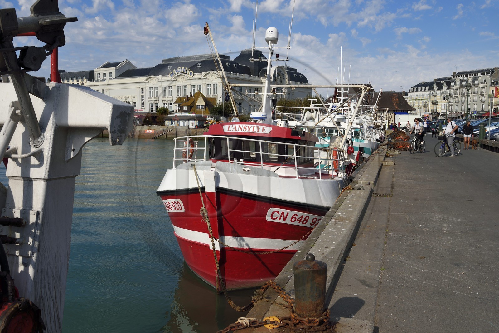 France, Calvados (14), Pays d'Auge, Trouville-sur-Mer, le port sur les bords de la rivière Touques et le casino en arrière plan