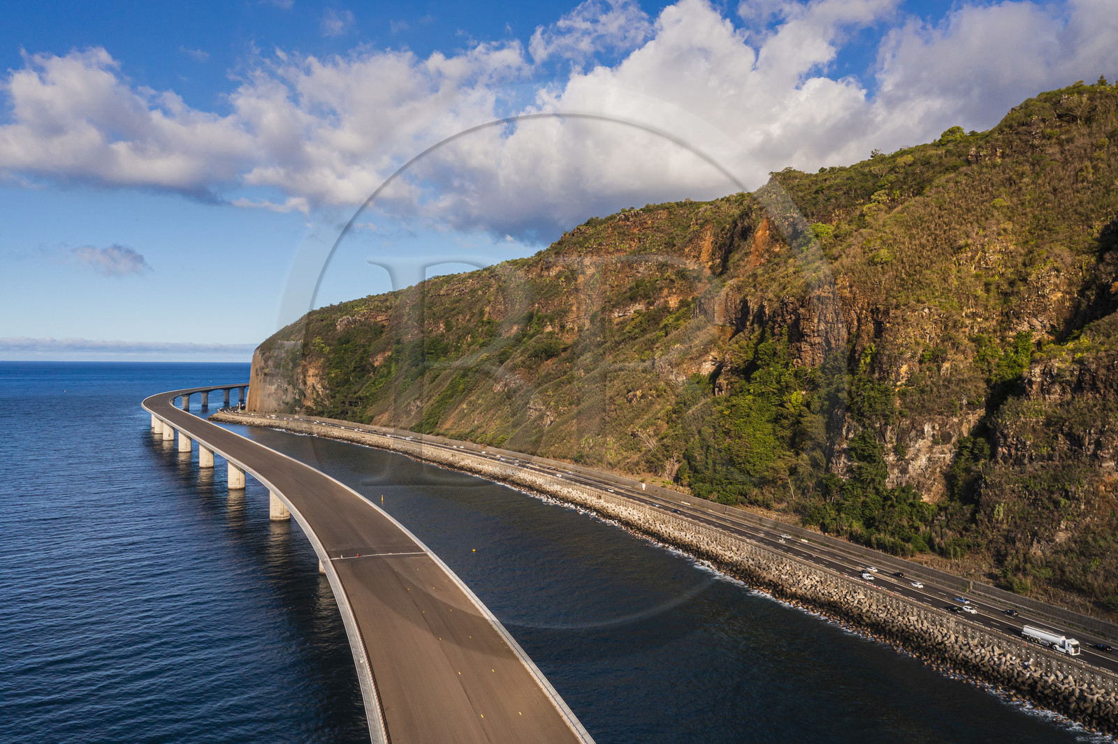 France, Ile de la Reunion, la Grande Chaloupe à La Possession, la Nouvelle Route du Littoral (NRL), le viaduc maritime long de 5,4 km entre la capitale Saint-Denis et la Grande Chaloupe (vue aérienne)