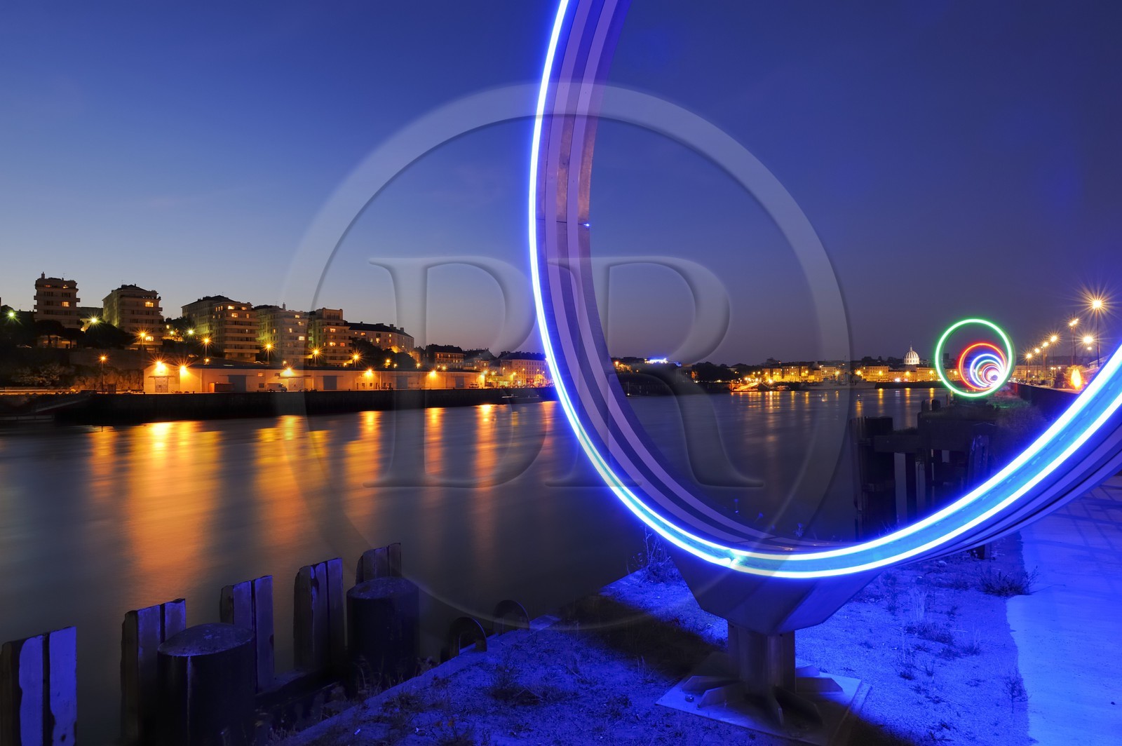France, Loire-Atlantique (44), Nantes, l'Ile de Nantes, le Hangar à Bananes et les anneaux de Buren sur les quais de Loire