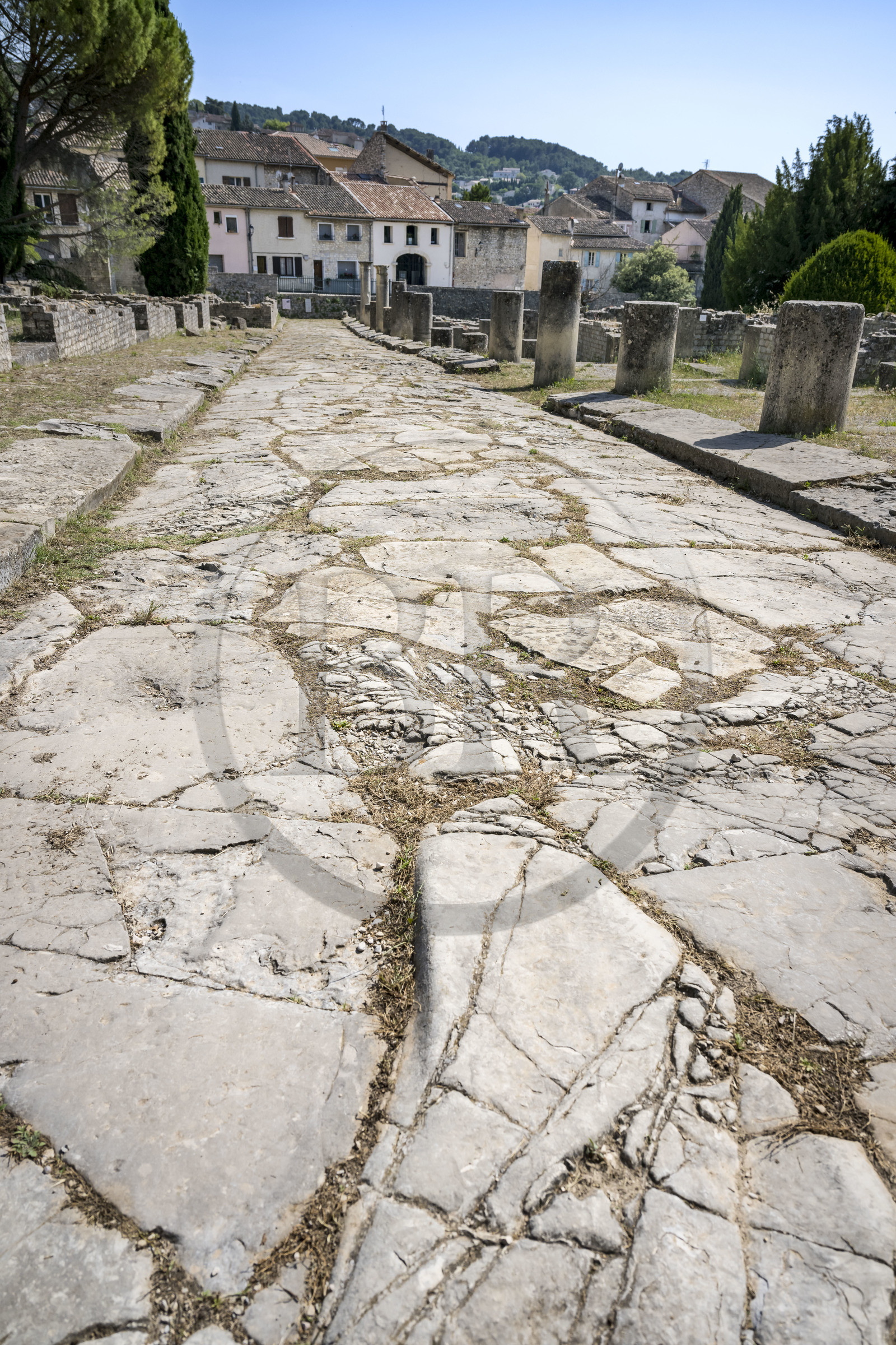 France, Vaucluse (84), Vaison-la-Romaine, site archéologique de la Villasse, traces de chariots sur les dalles de la rue des boutiques