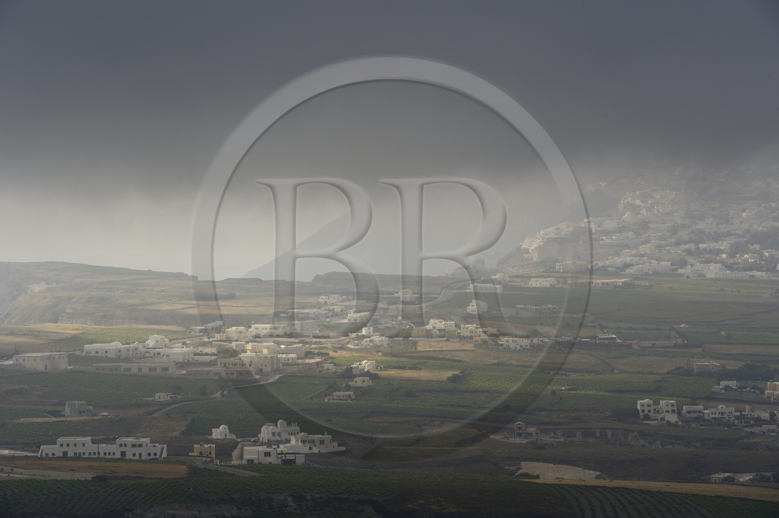 Grèce, Les Cyclades, mer Égée, île de Santorin (Thira ou Théra), les nuages restent souvent bloqués en haut des falaises de la caldeira, vignobles au pied du village de Thira