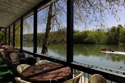 France, Val de Marne, the Marne riverside, Saint-Maur-des-Fosses, the Promenade des Anglais, terrace of a restaurant