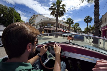 France, Alpes-Maritimes (06), Antibes,  Juan-les-Pins, avenue Guy de Maupassant à bord d'une Porsche Speedster 356 décapotable de collection