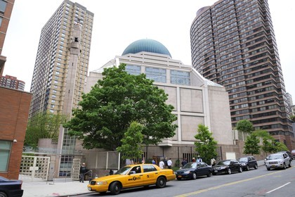 Etats-Unis, New York, Manhattan, Upper East side, la New York Mosque (Islamic Cultural Center) est le plus grand lieu de culte Musulman de la ville caractérisée par son style architectural moderne et son orientation en diagonale vers La Mecque, elle est située sur la 3ème Avenue entre la 96ème Rue et la 97ème Rue