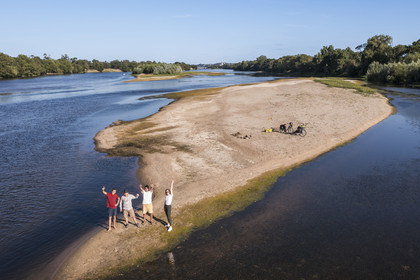 France, Maine-et-Loire (49), vallée de la Loire classée au Patrimoine Mondial par l'UNESCO, bancs de sable formant des îles sur la Loire et le chateau de Saumur en arrière plan (vue aérienne)