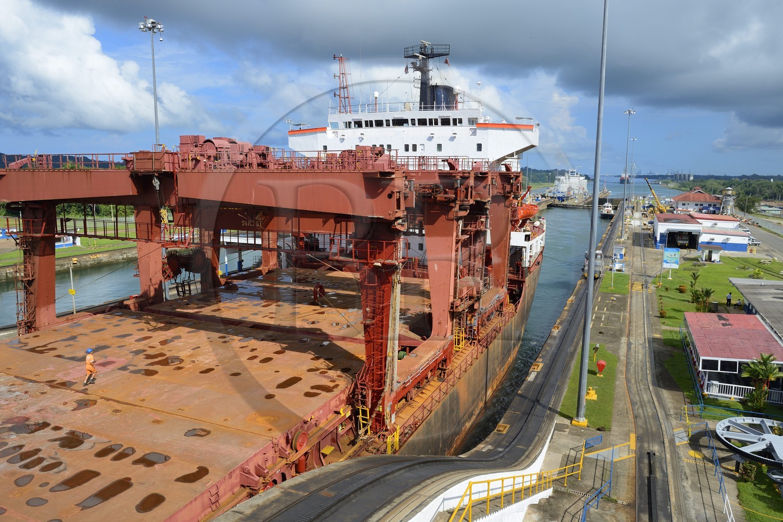 Panama, province de Colon, Canal de Panama, écluses de Gatun, cargo Panamax passant les écluses