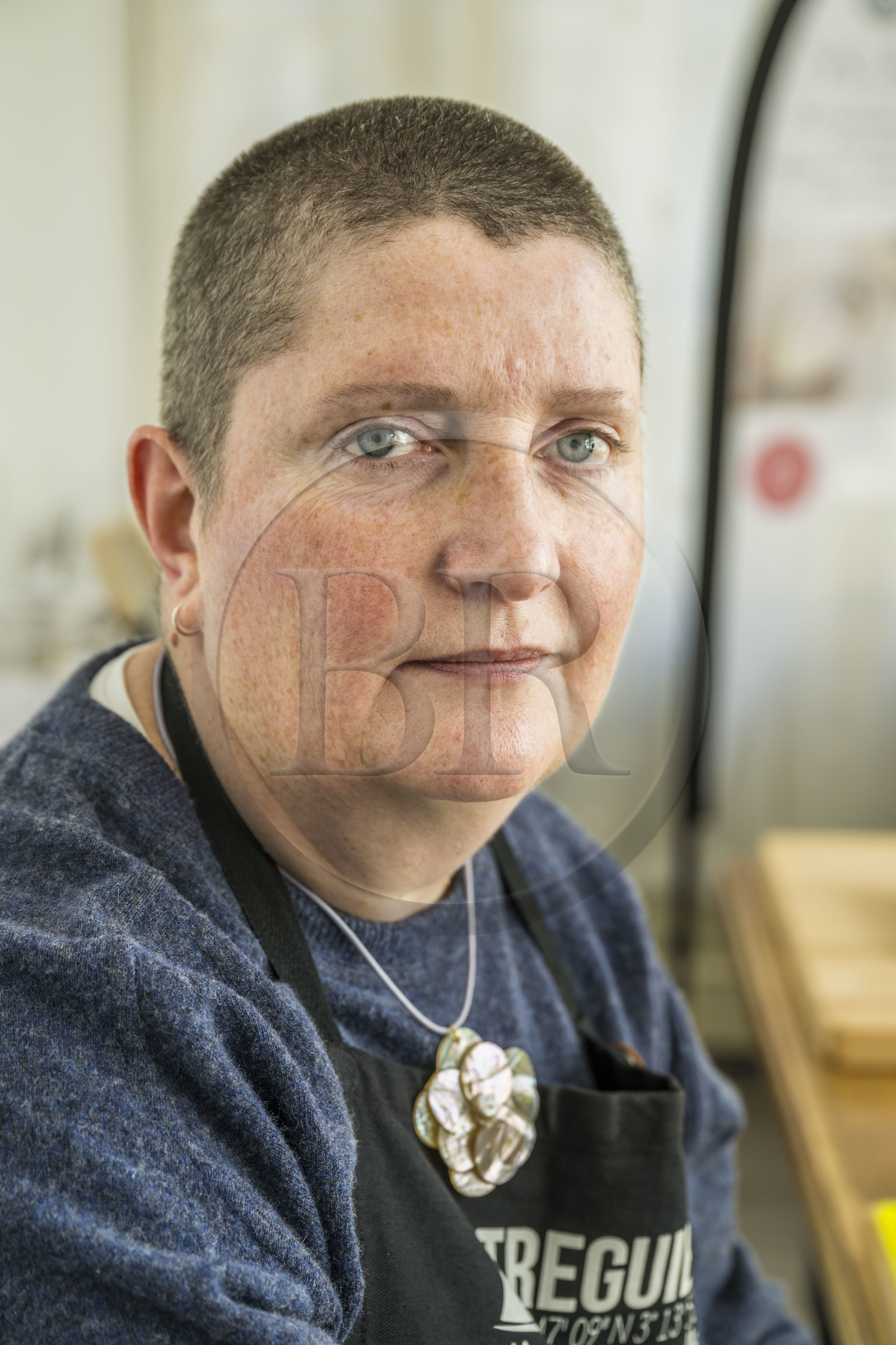 France, Côtes-d'Armor (22), Tréguier, Delphine Le Poupon artisan d'Art nacrier dans l'atelier de création Ys Paris