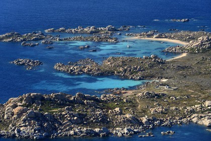 France, Corse-du-Sud (2A), Bonifacio, Réserve naturelle des iles Lavezzi et les cimetières Furcone et Acciarino qui accueillent les sépultures des naufragés de la Sémillante (vue aérienne)